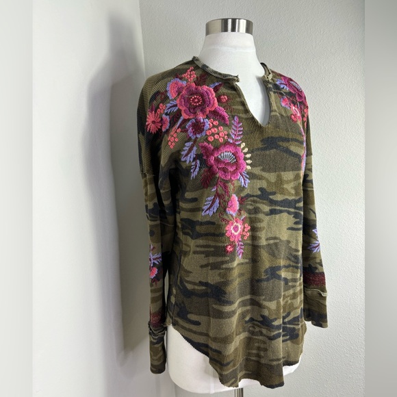 JOHNNY WAS Zosia V-Neck Thermal - Picture 2 of 9